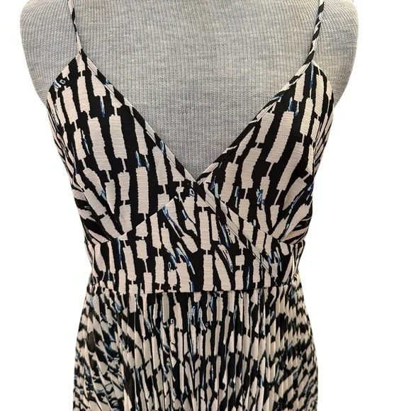 Uniqlo Sleeveless, v-neck, midi, geometric print, asymmetrical hem, full skirt - Picture 5 of 8